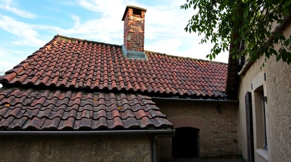 Couvreur à saintes : réussir sa rénovation et l'entretien de sa toiture